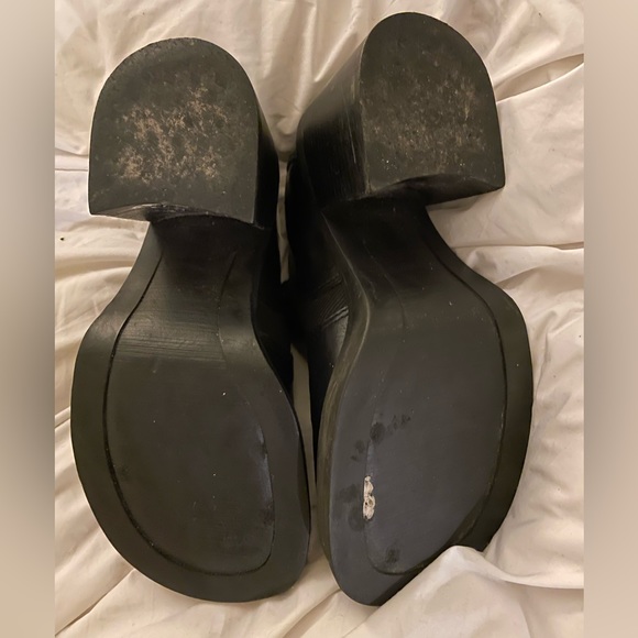 MIA black leather shoe, with a thick sole 1in and chunky heel 3in. - Picture 3 of 4